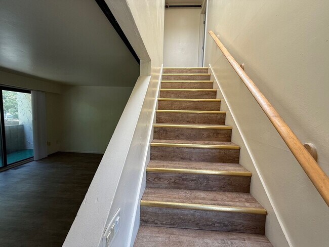 Building Photo - 3-bedroom, 1.5-bathroom townhome close to ...
