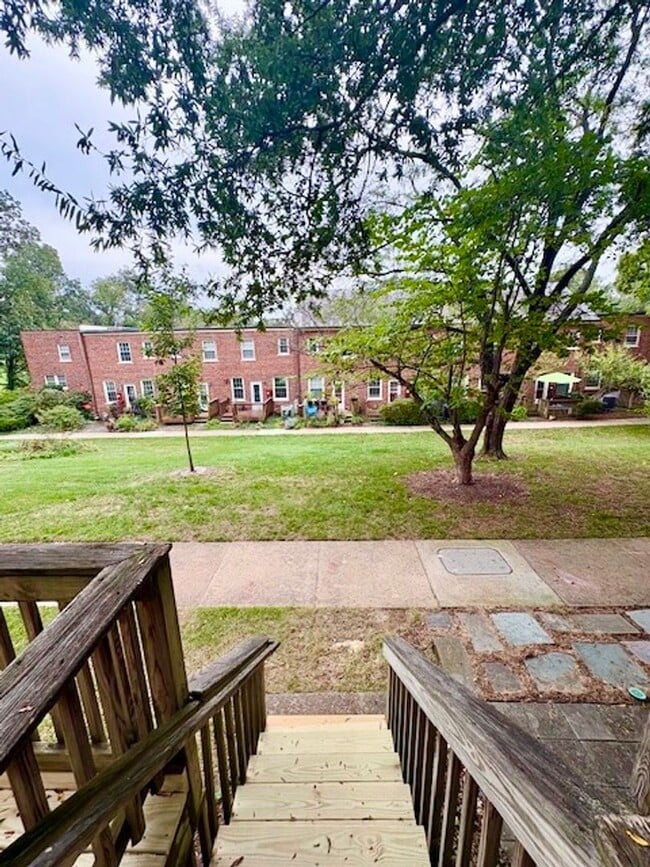 Building Photo - Updated 1BR/1BA 2-level TH in great location