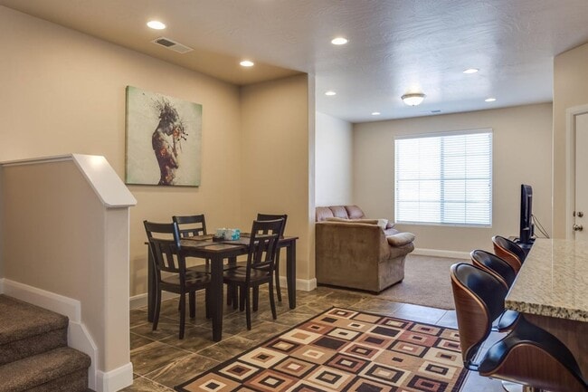 Building Photo - Spacious 3 Bedroom Home