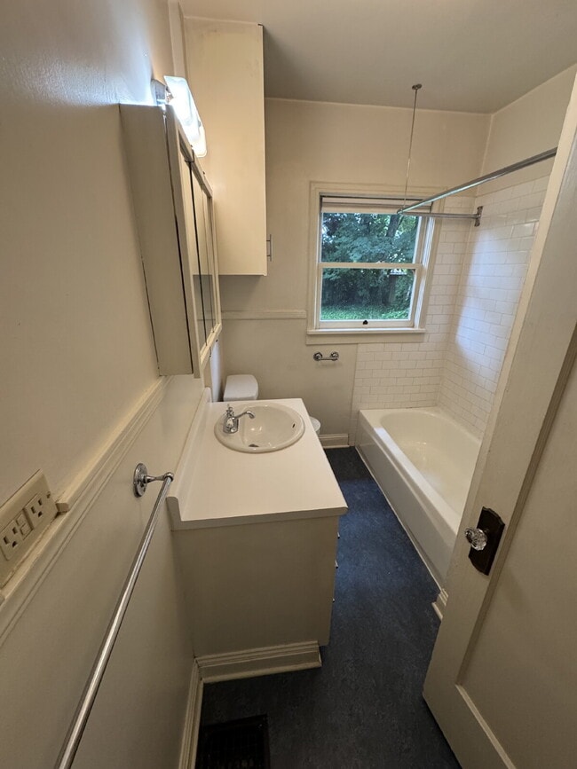 Building Photo - Bungalow in the Heart of Hawthorne Neighbo...