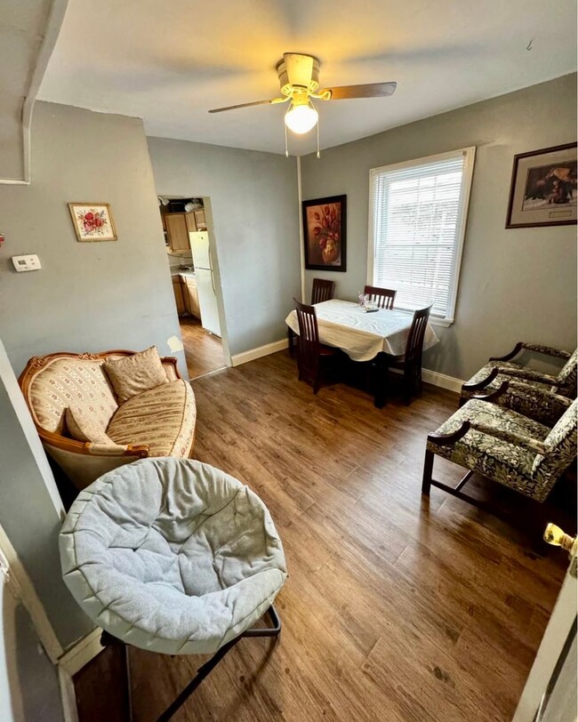 Building Photo - 2 bed 1 bath w Laundry, Yard, Parking, HVA...