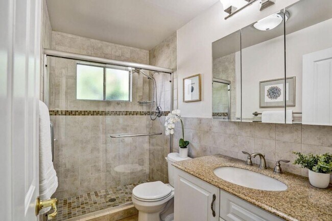 Building Photo - 124 Oakwood Dr
