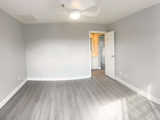 Building Photo - La Mesa Four-Plex Townhouse with Decks & G...