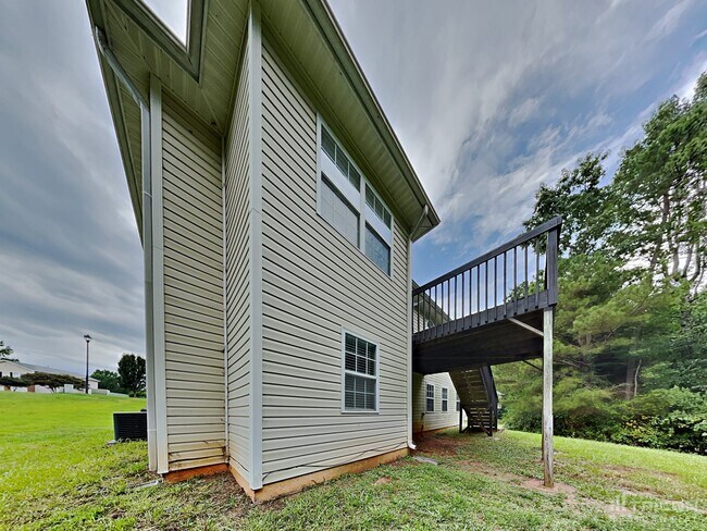 Building Photo - 724 Hezekiah Way