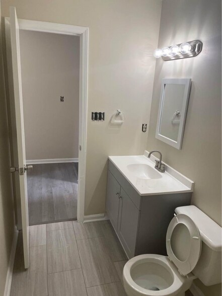 Building Photo - 3201 Crestwood Dr