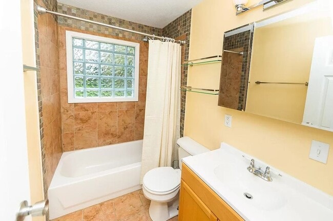 Building Photo - Garage & Yard