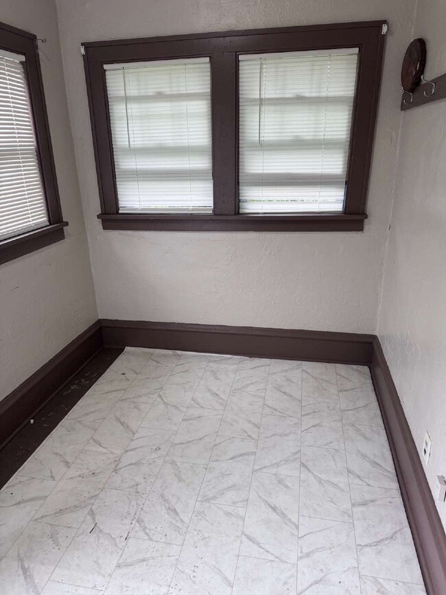 Building Photo - "Charming 3-Bed Home with Granite Elegance...