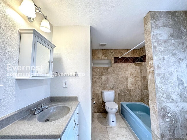 Building Photo - 1336 Kalamath St