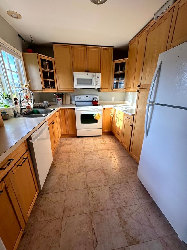 Building Photo - Charming Fully Furnished Bungalow Rental w...