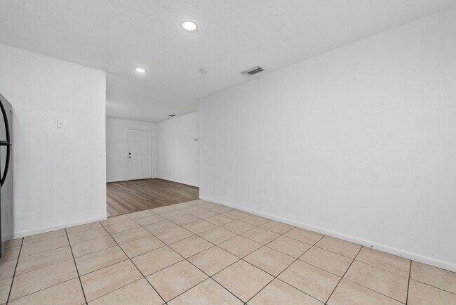 Building Photo - 909 W Orange St