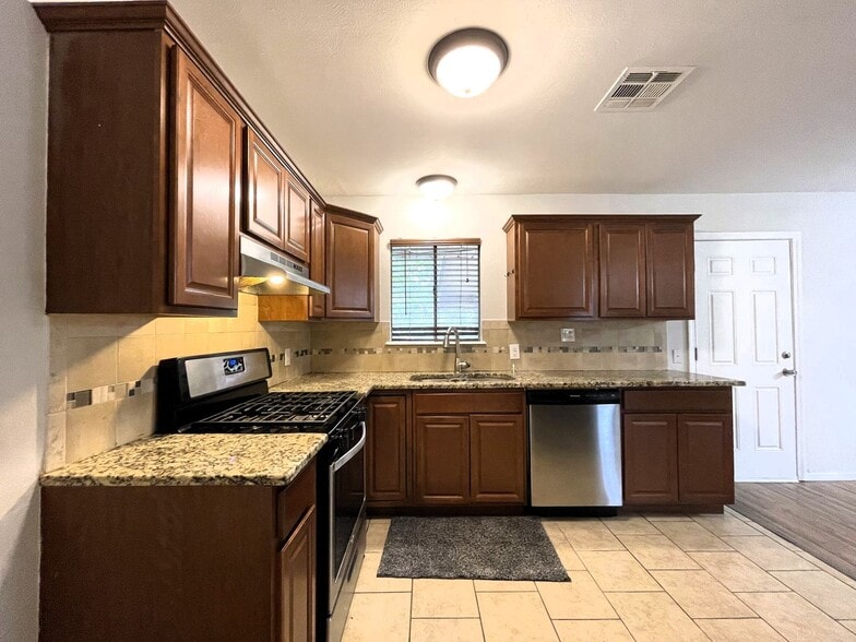 Primary Photo - 7400 S Drexel Pl