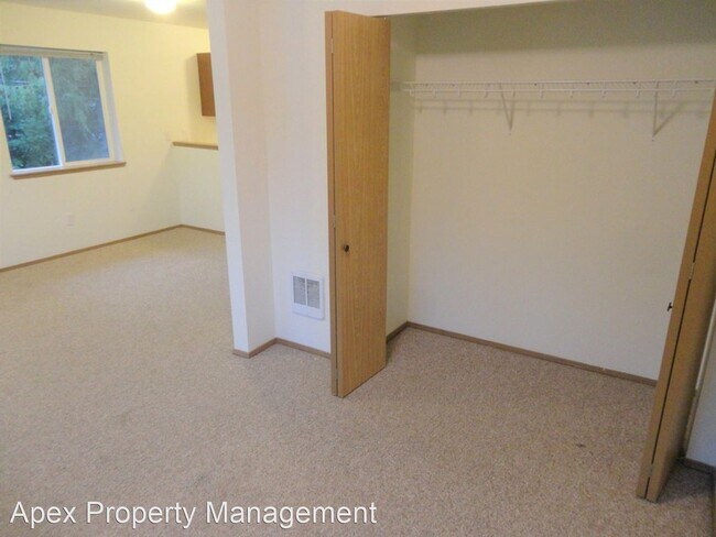 Building Photo - Studio, 1 bath Apartment - 501 VOLTAIRE COURT