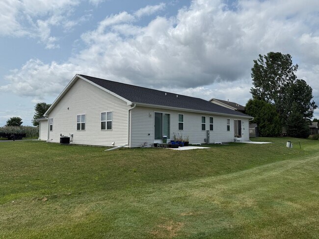 Building Photo - 830 Highland Park Rd
