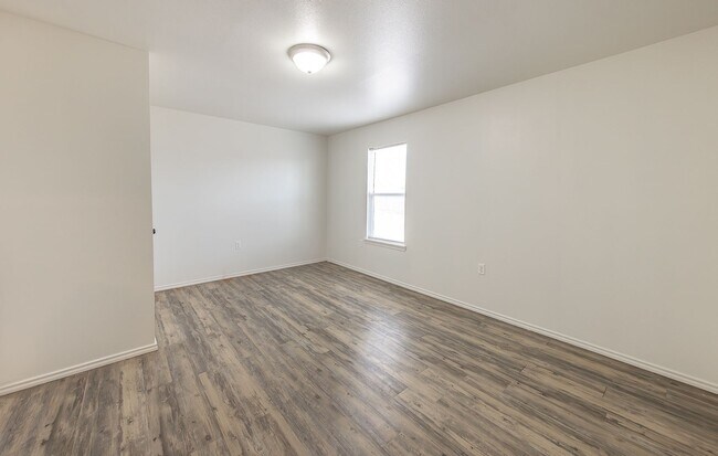 Building Photo - Leasing Special**  MOVE IN READY!