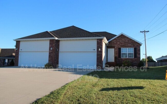 Building Photo - 305 Excalibur Ct
