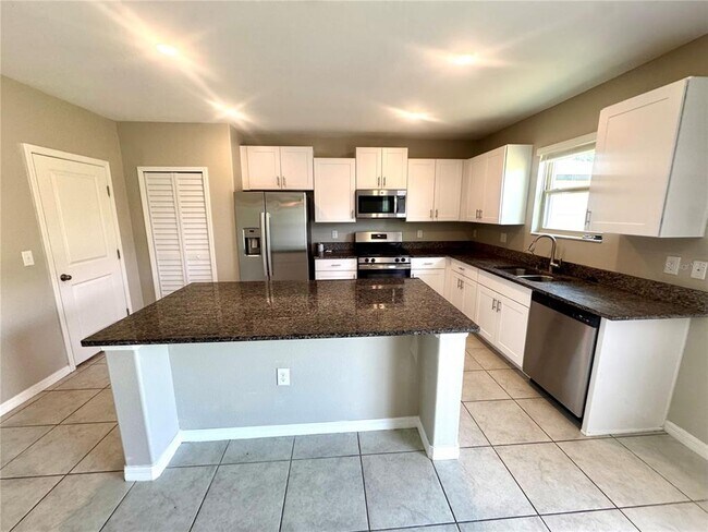 Building Photo - 5415 Amaryllis Garden St