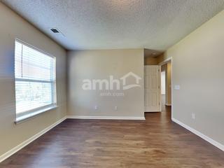 Building Photo - 542 Holiday Dr