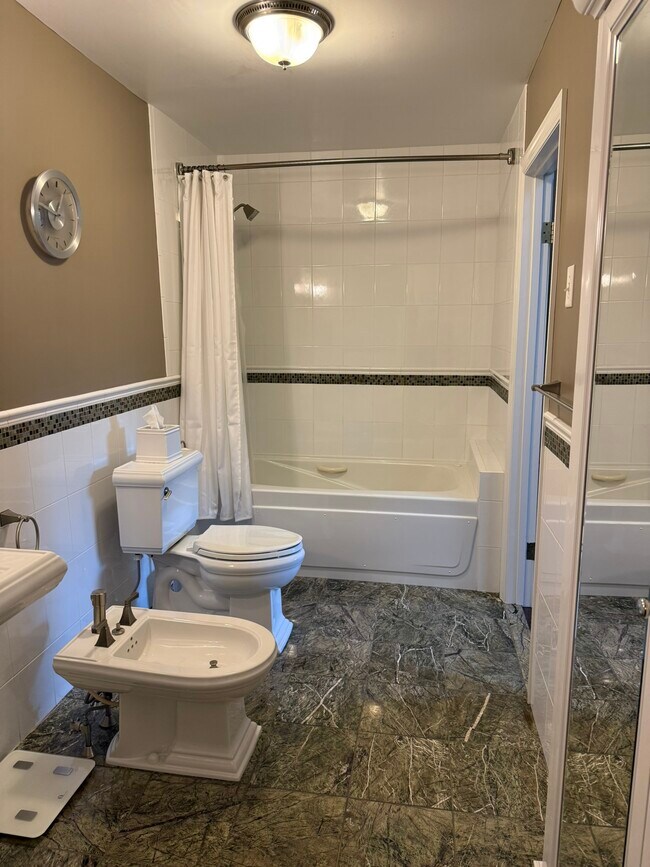 Building Photo - 1465 E Putnam Ave