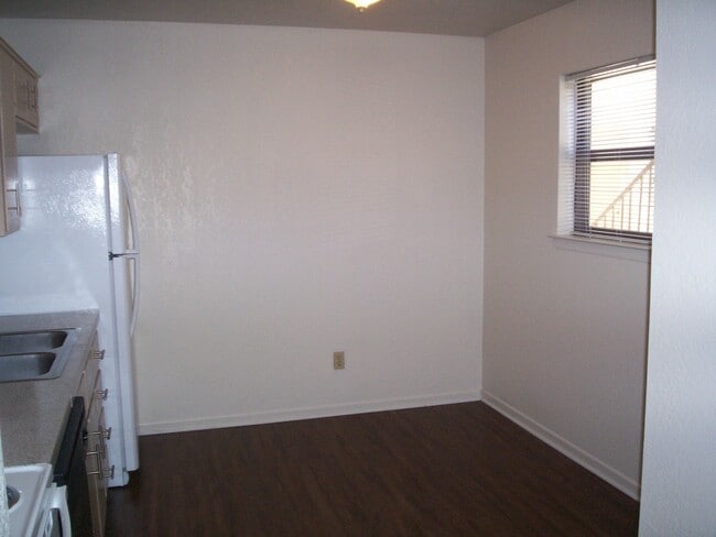 Building Photo - 2205 Botanical Dr