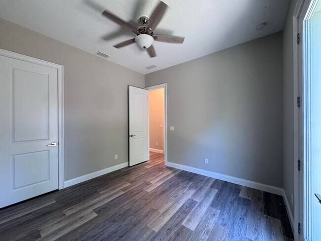 Building Photo - 4 Bedroom in Tomoka View