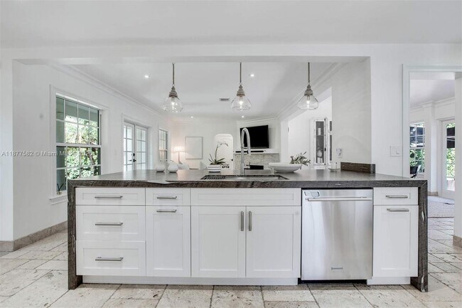 Building Photo - 1161 Sunset Dr