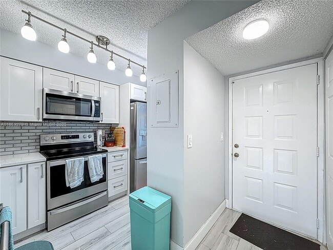 Building Photo - 2228 N Cypress Bend Dr