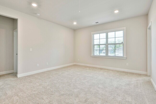 Building Photo - 335 Caledonia Ct