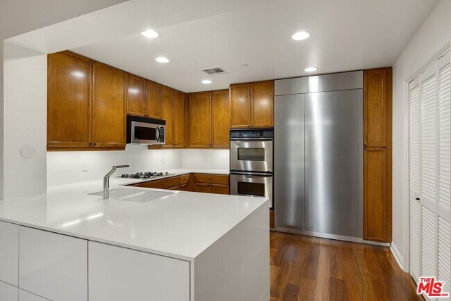 Building Photo - 5625 Crescent Prk W