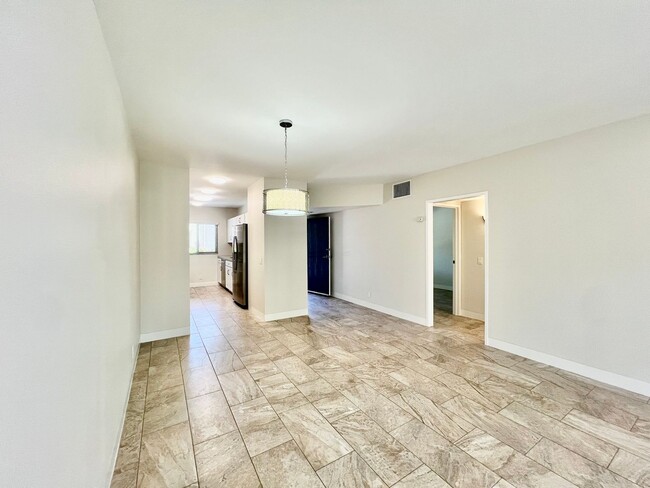 Building Photo - AVAILABLE NOW! 2 Bedroom / 2 Bathroom Cond...