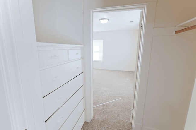 Building Photo - 1640 E ST-2