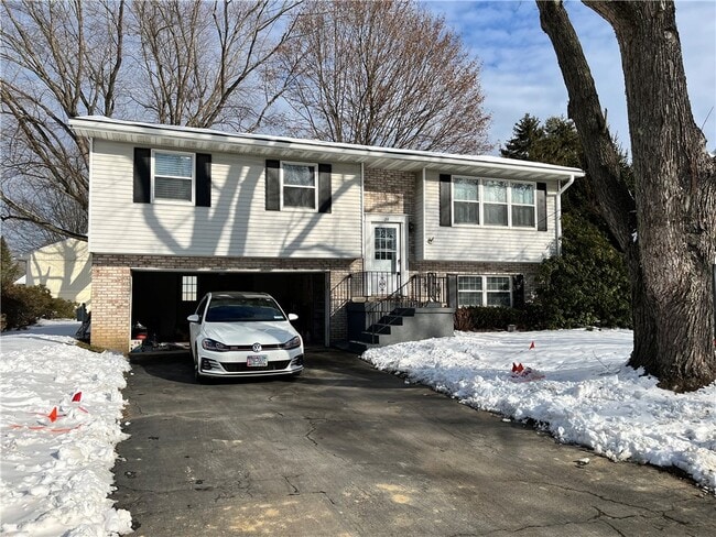 Primary Photo - 28 Willow Dr