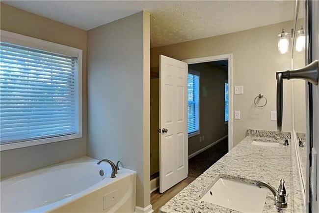 Building Photo - 111 Trellis Ct