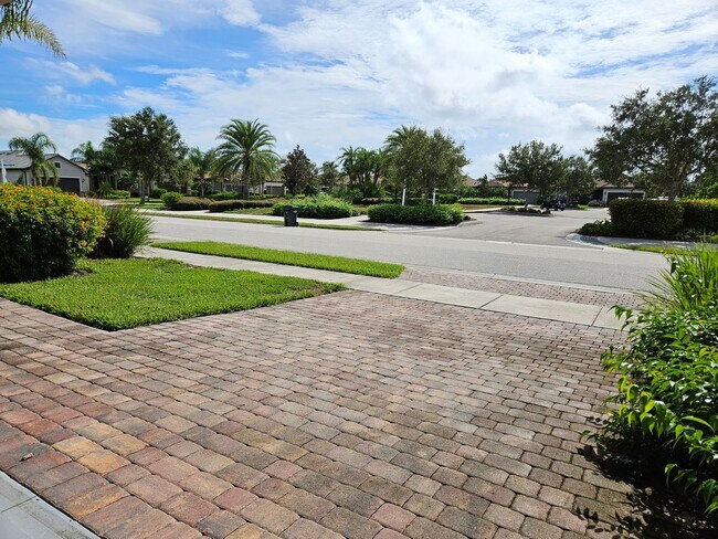 Building Photo - Stunning Model Home – 2 Bedrooms plus Den,...