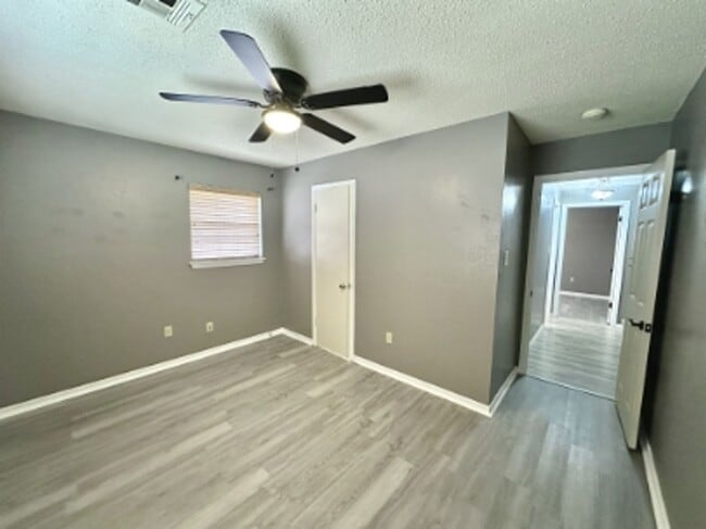 Building Photo - 4 bedroom