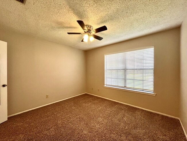 Building Photo - 400 South Town #105 - 2 bedroom Condo -POO...