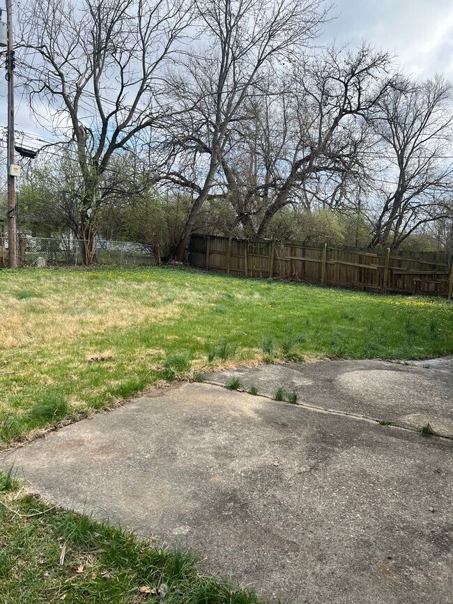 Building Photo - Spacious and recently renovated 4 bedroom