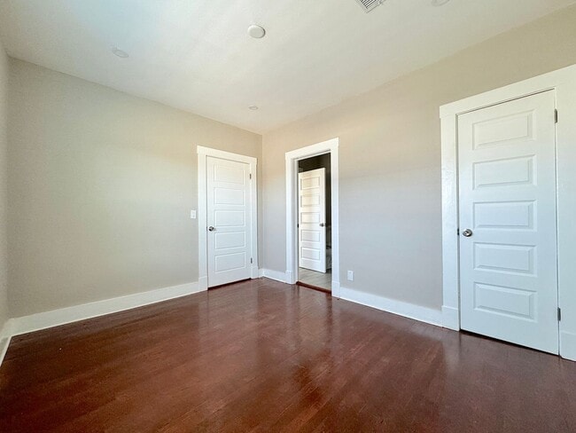 Building Photo - 2 bed w/REFRIG A/C and HUGE finished basem...