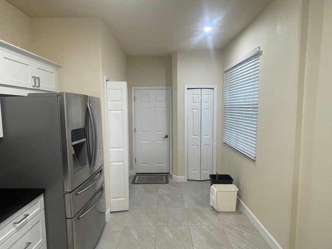 Building Photo - Stunning townhome in gated community near ...