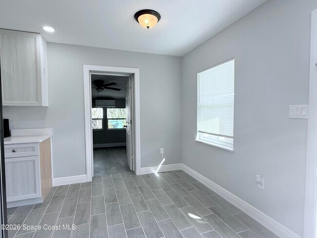 Building Photo - 2556 Sarno Rd