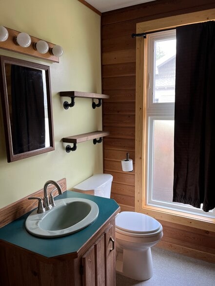 Main floor bedroom private bath - 620 N Davis St
