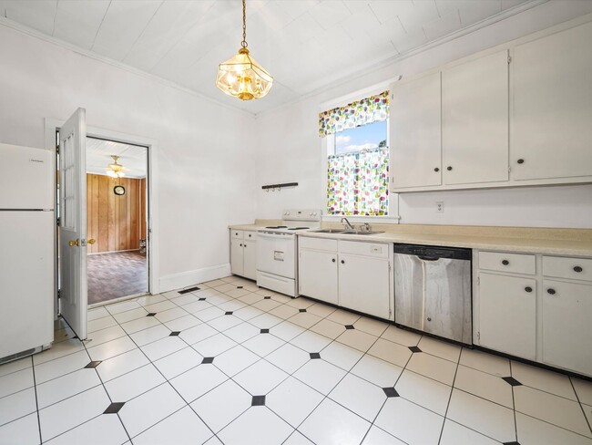 Building Photo - 4 Bedroom/2 Bath Home for Rent