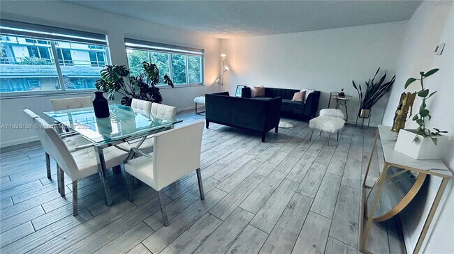 Building Photo - 9971 W Bay Harbor Dr