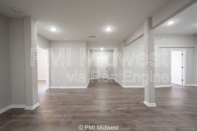 Building Photo - 5037 E 10th St