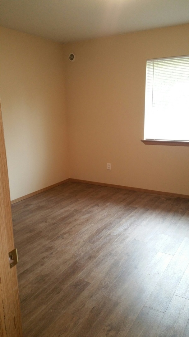 Building Photo - MOVE IN SPECIAL $500 OFF MOVE IN COSTS.  Emerald Court 2 bedroom 1 1/2 bath. 1 carport Puyallup T...