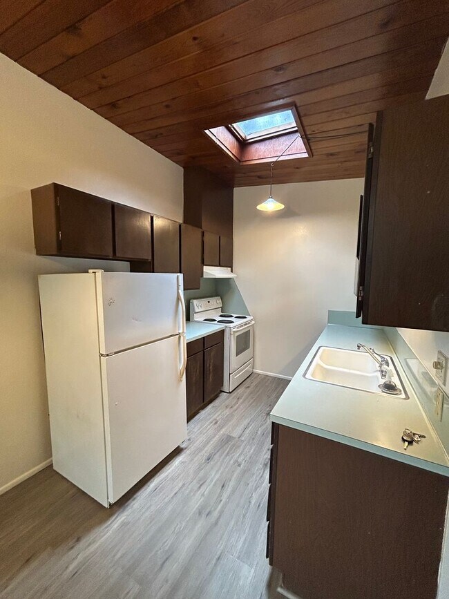 Building Photo - MOORE