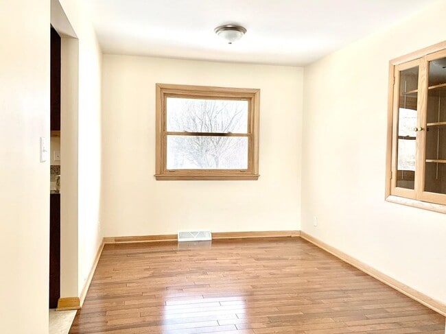 Building Photo - Lovely Mequon Ranch Home