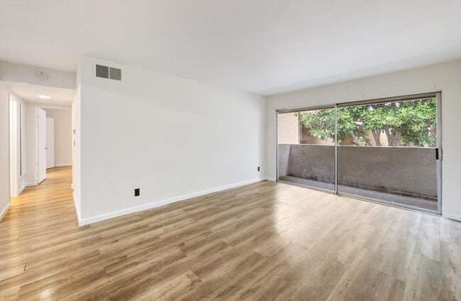 Building Photo - 2 Bedroom, 2 Bathroom South Coast Villas Second Floor Condo