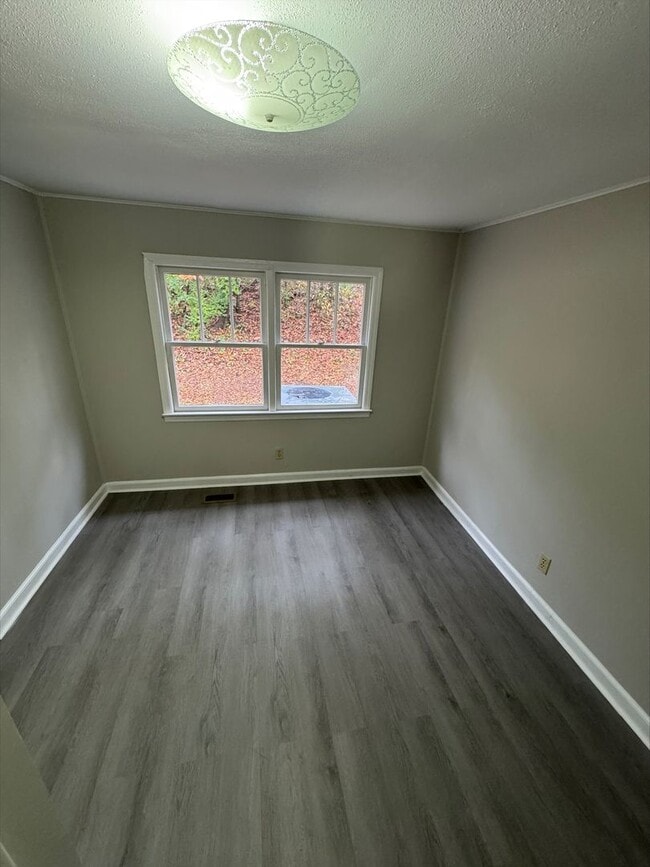 Building Photo - Welcoming 3-Bedroom 1-Bathroom home in Sod...