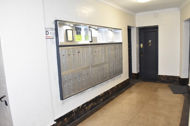 Building Photo - Penthouse One Bedroom