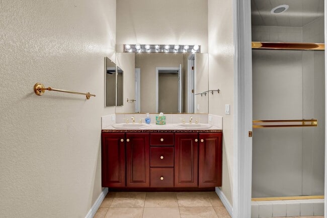 Building Photo - Single Story in Country Club Hills!